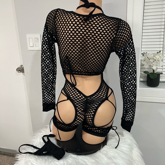 Exotic dancer wear black fishnets - Picture 2 of 3